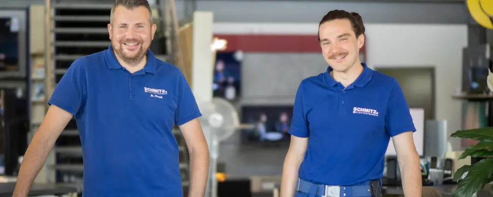 Zwei Mitarbeiter im Elektrofachmarkt
